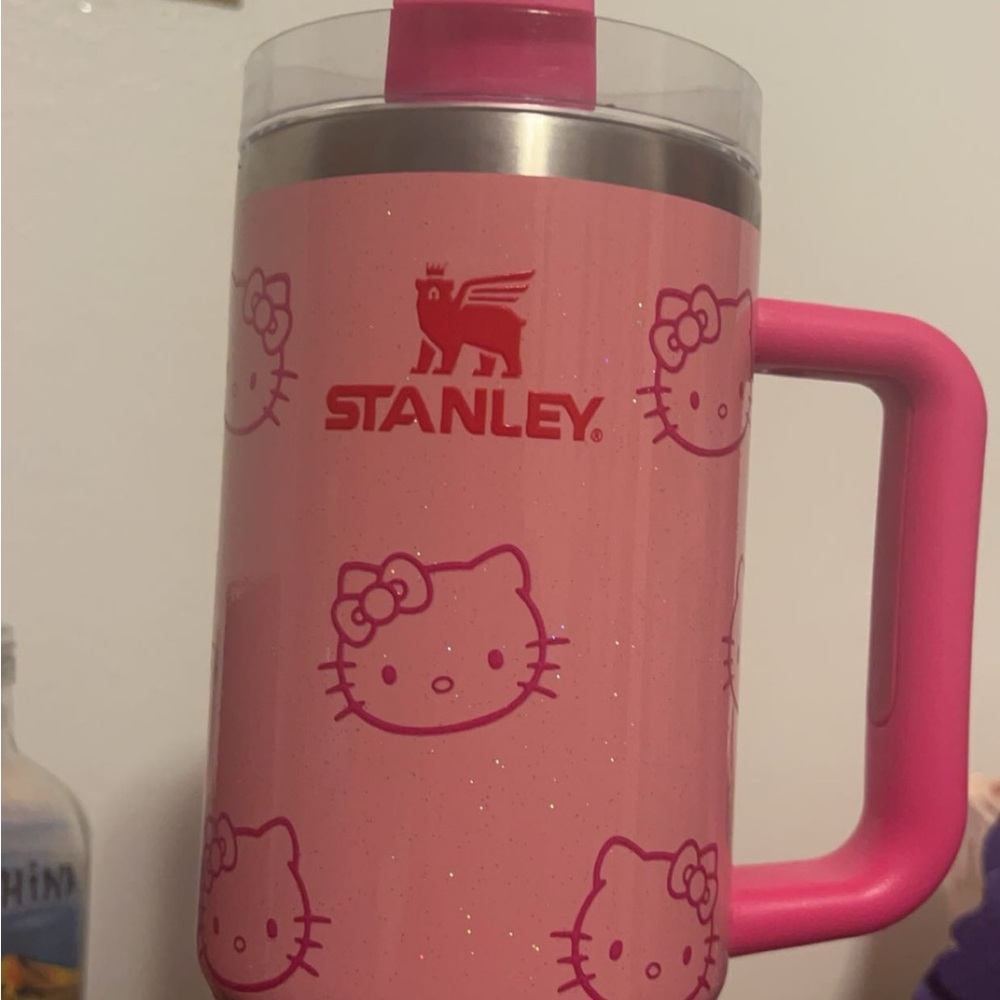 Pink hello kitty stanley with straw